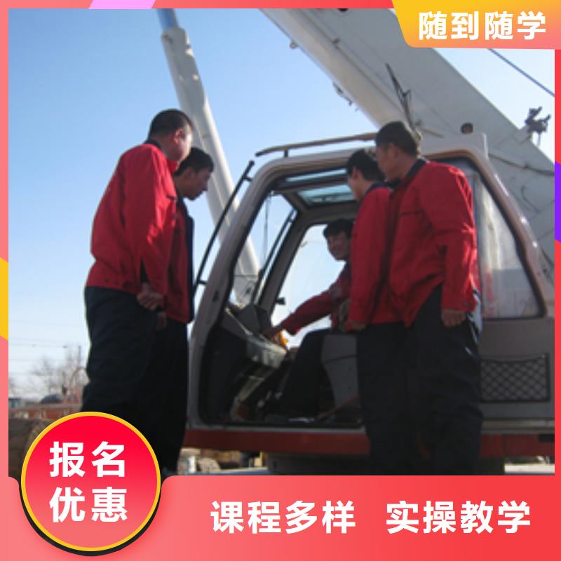 【挖掘机培训虎振挖掘机学校随到随学】当地经销商